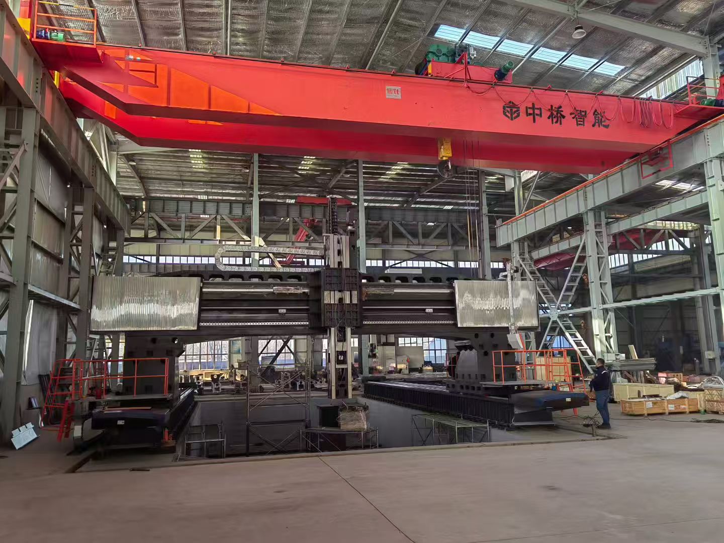 Katso kuinka massiivinen CNC-pukkikoneistuskeskus kootaan onnistuneesti.